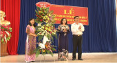 Lãnh đạo Huyện ủy, UBND huyện tặng hoa chúc mừng