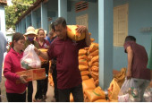 Đoàn từ thiện Tiến Thác Thành phố Hồ Chí Minh tặng 307 phần quà cho người mù, nạn nhân chất độc da cam trên địa bàn huyện