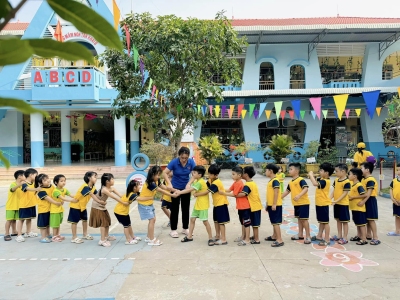Các cô giáo Trường Mầm non Tân Khai B tổ chức trò chơi cho các em học sinh.