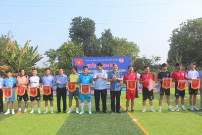 Ban tổ chức trao tặng cờ lưu niệm cho các đơn vị về dự.