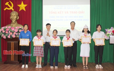 Tỉnh ủy viên, Trưởng ban Tuyên giáo Tỉnh ủy Vũ Tiến Điền và Phó giám đốc Sở Văn hóa, Thể thao và Du lịch Nguyễn Khắc Vĩnh trao giải nhất và giải nhì cho các thí sinh năm 2022.