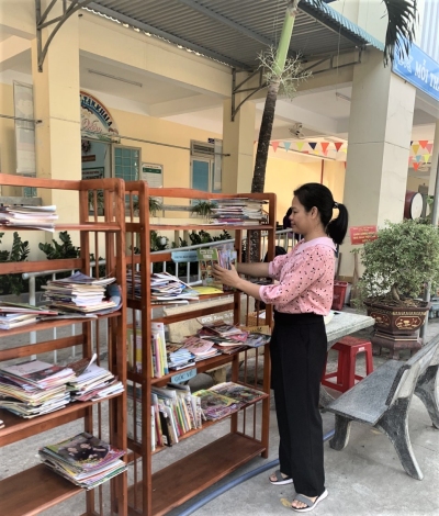 Cô giáo thư viện Nguyễn Thị Hồng, Trường TH Tân Khai A.