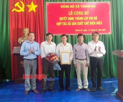 Trao quyết định thành lập Chi bộ Hợp tác xã sản xuất điều Thanh An. Ảnh: Báo Bình Phước.