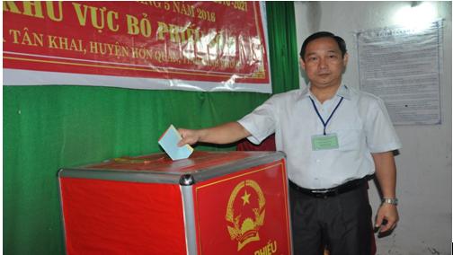 Ông Lê Hoàng Lâm, Bí thư Huyện ủy bỏ lá phiếu đầu tiên tại tổ bầu cử số 6 xã Tân Khai