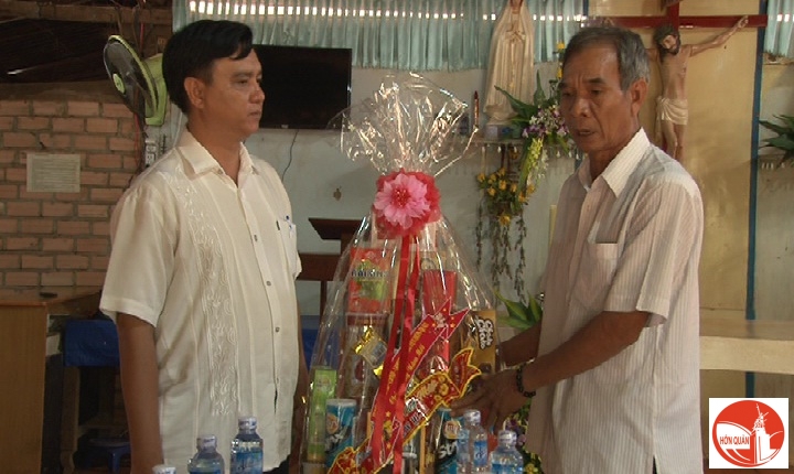 ông Vũ Long Sơn – Phó chủ tịch UBND huyện Hớn Quản tặng quà giáo xứ xã An Khương