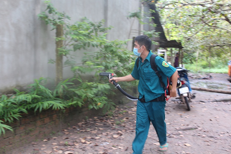 Lực lượng phun hóa chất phòng chống sốt xuất huyết tại ấp 2 Tân Khai sáng ngày 12/9