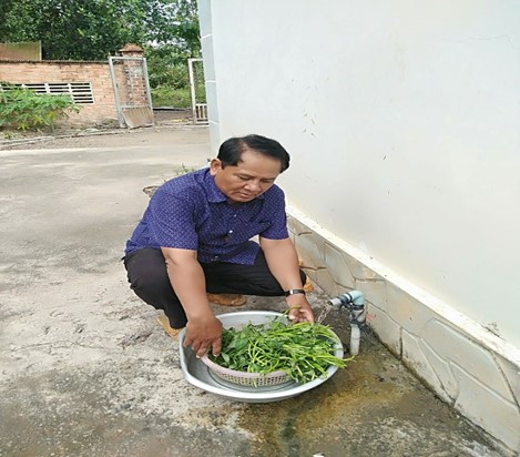 Anh Điểu Như ở Sóc 5, xã Minh Tâm, huyện Hớn Quản vay vốn về xây dựng công trình nước sạch và vệ sinh môi trường