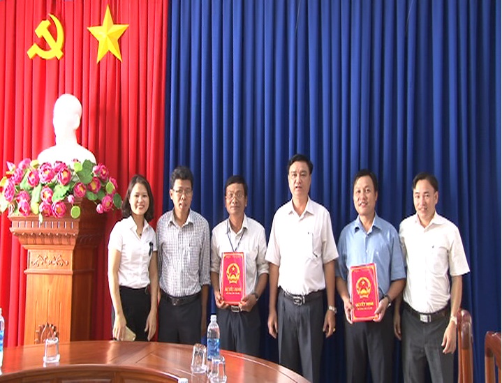 Đồng chí Vũ Long Sơn -  Phó Bí thư Huyện ủy, Chủ tịch UBND huyện trao quyết định bổ nhiệm cho 2 đồng chí Võ Ngọc Khánh và Lê Văn Anh