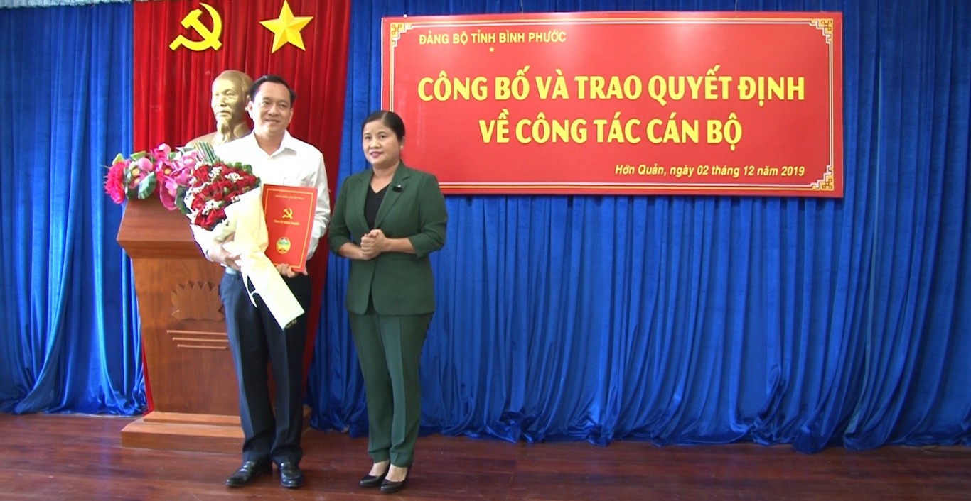 Đồng chí Trần Tuệ Hiền, Phó bí thư Thường trực Tỉnh ủy, trao quyết định và tặng hoa chúc mừng đồng chí Vũ Xuân Trường