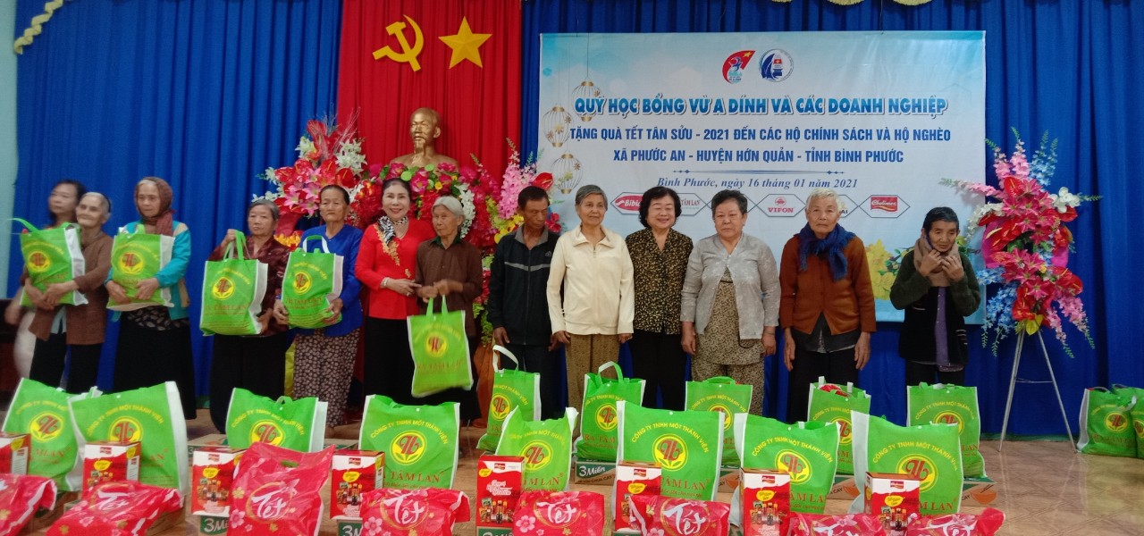 Nguyên Phó Chủ tịch nước Trương Mỹ Hoa trao tặng 200 phần quà Tết cho đồng bào nghèo, gia đình chính sách