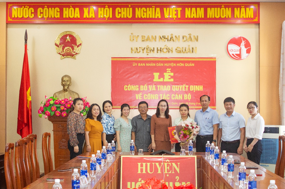 Đồng chí Phan Thị Kim Oanh - Phó Bí thư Huyện ủy - Chủ tịch UBND huyện dự và trao quyết định bổ nhiệm
