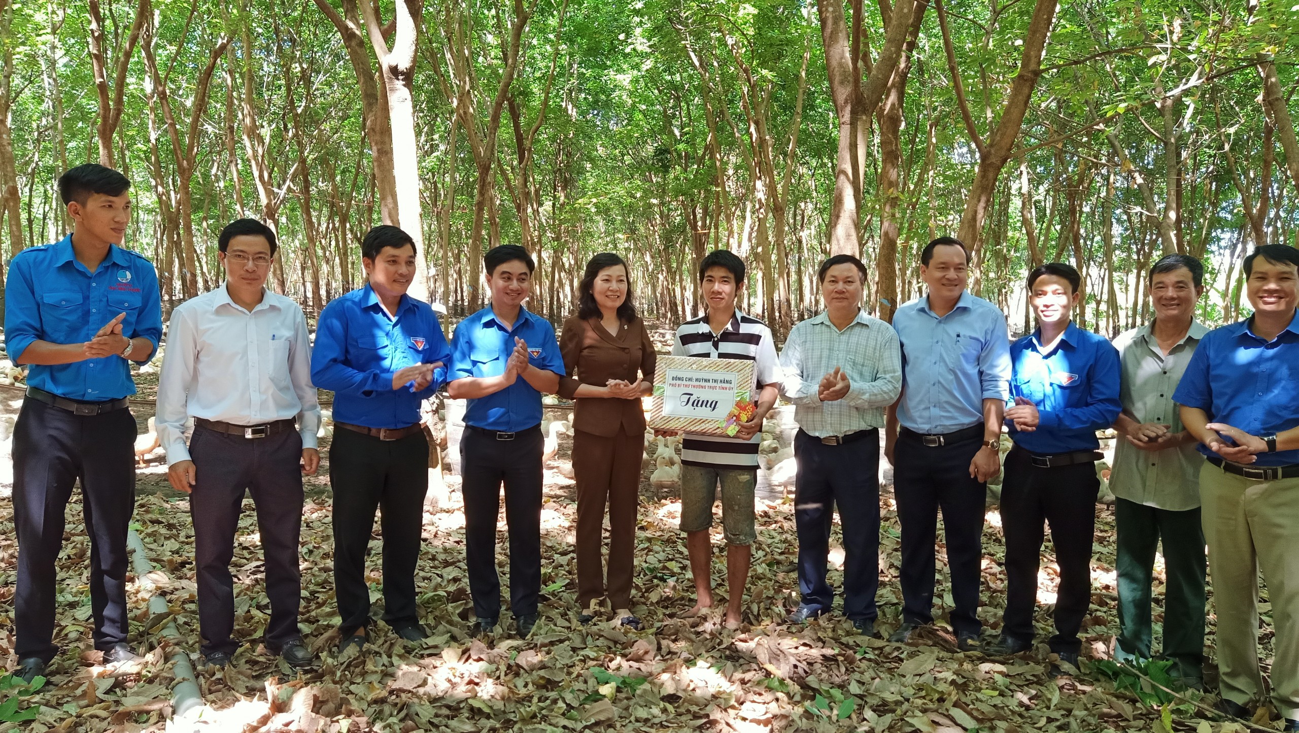 6 PBT TT tỉnh ủy Huỳnh Thị Hằng thăm mô hình gà, vit thả vườn tại xã Thanh An năm 2021