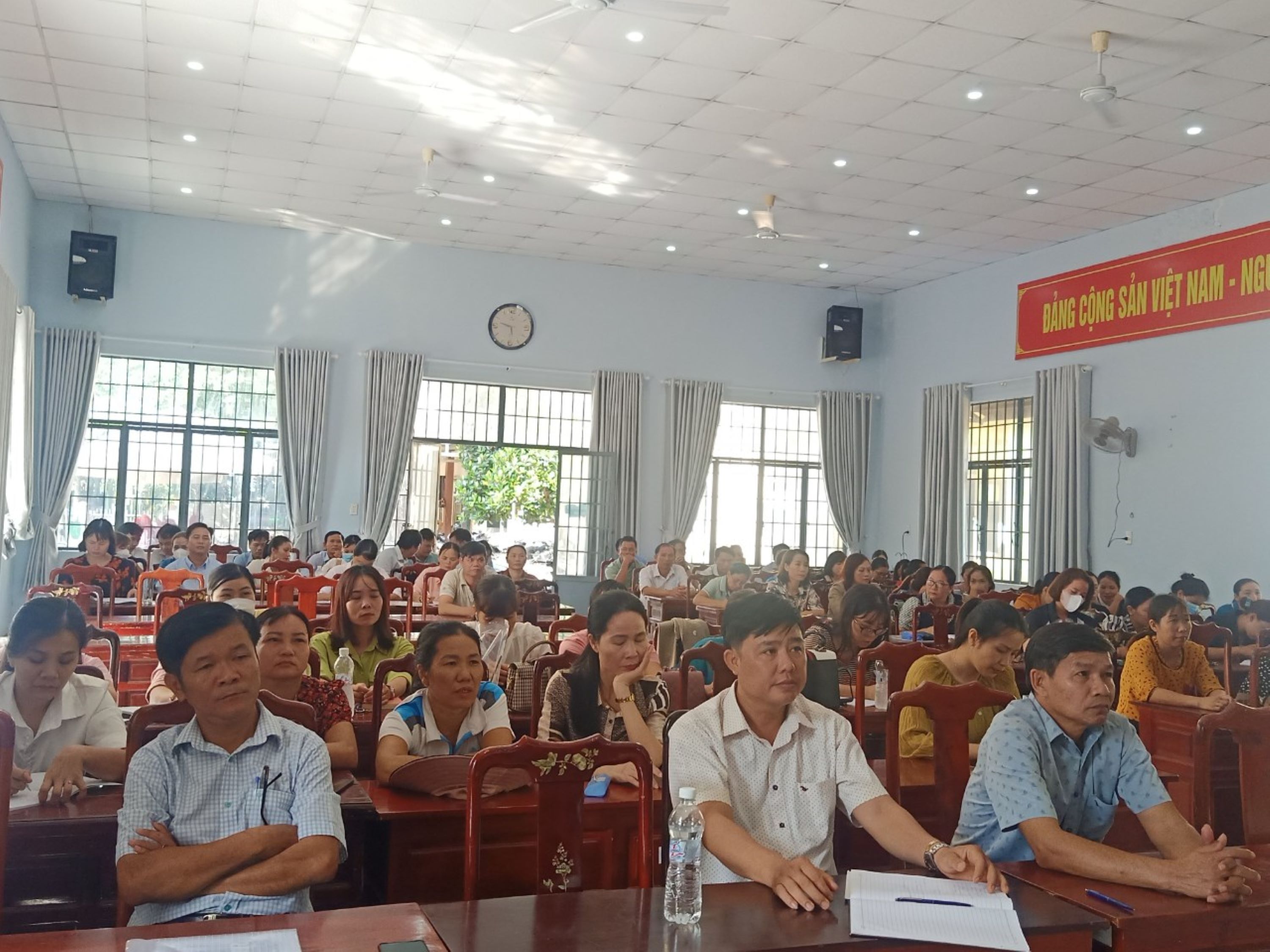 Hình ảnh giáo viên tại xã Thanh An tham gia học chính trị hè   2023