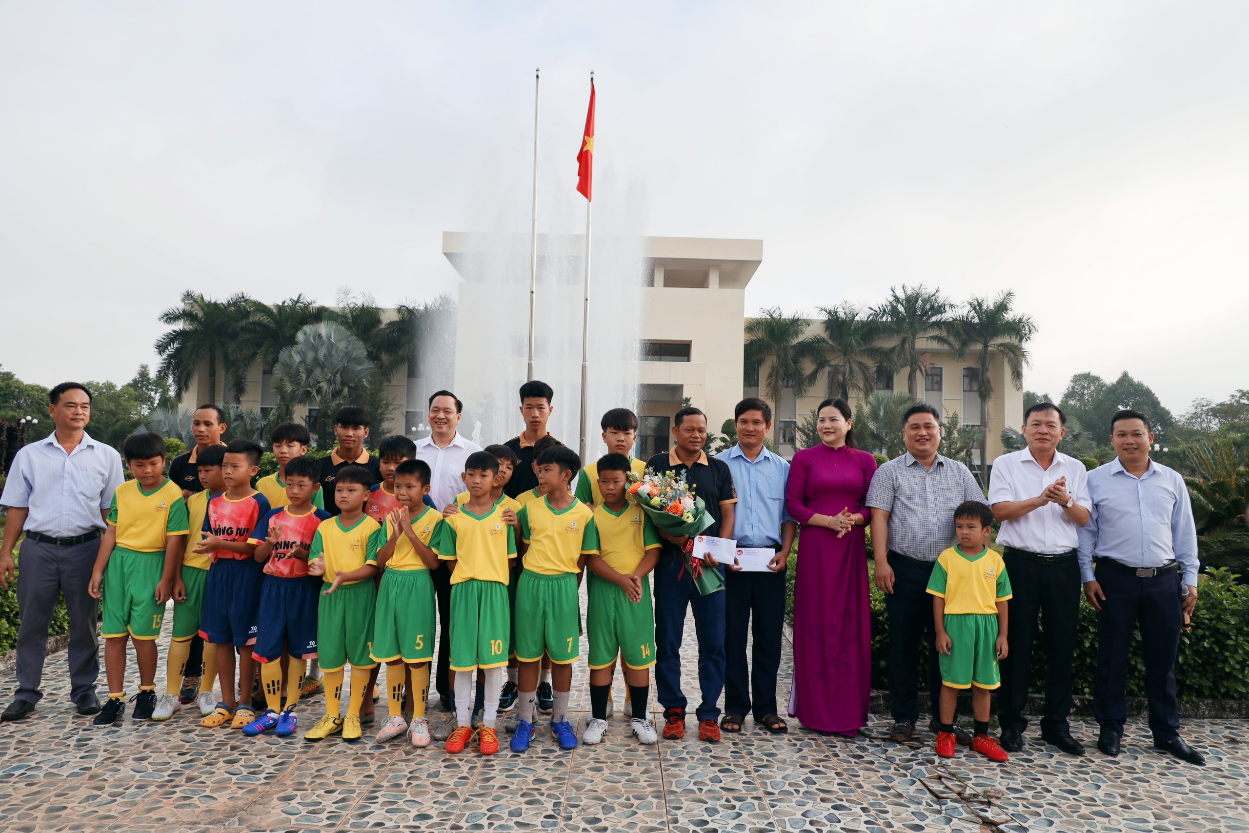 Lãnh đạo huyện Hớn Quản trao thưởng cho đội bóng đá U13 đạt giải nhất U13 tỉnh và đội bơi lội của huyện đạt thành tích cao