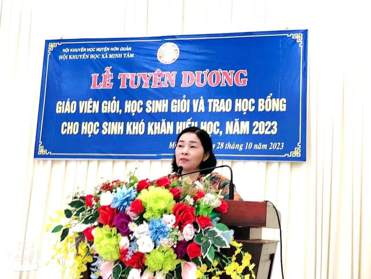 Bà Phạm Thị Thanh Hương   PCT Hội Khuyến học huyện phát biểu tại buổi tuyên dương