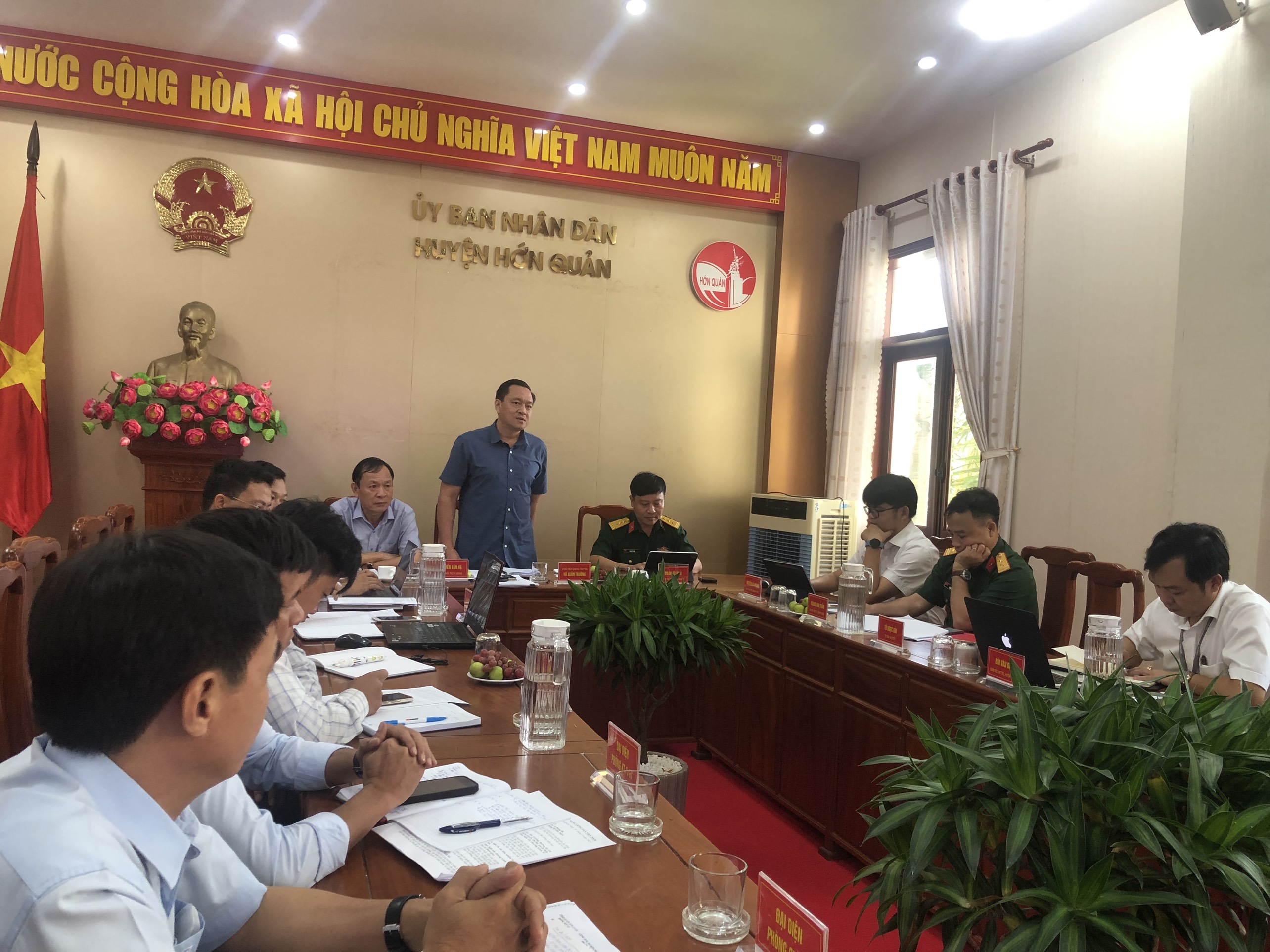 Chủ tịch UBND huyện Vũ Xuân Trường làm việc với Viettel Bình Phước để hỗ trợ doanh nghiệp kinh doanh tốt hơn tại huyện Hớn Quản.