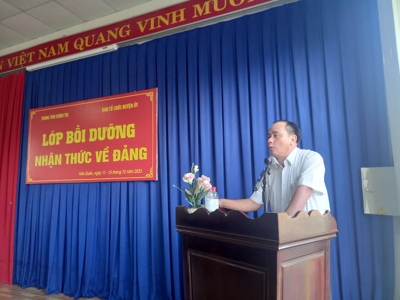 Đống chí Trịnh Thế Sơn   HUV, Giám đốc Trung tâm Chính trị huyện phát biểu tại lễ khai giảng lớp học