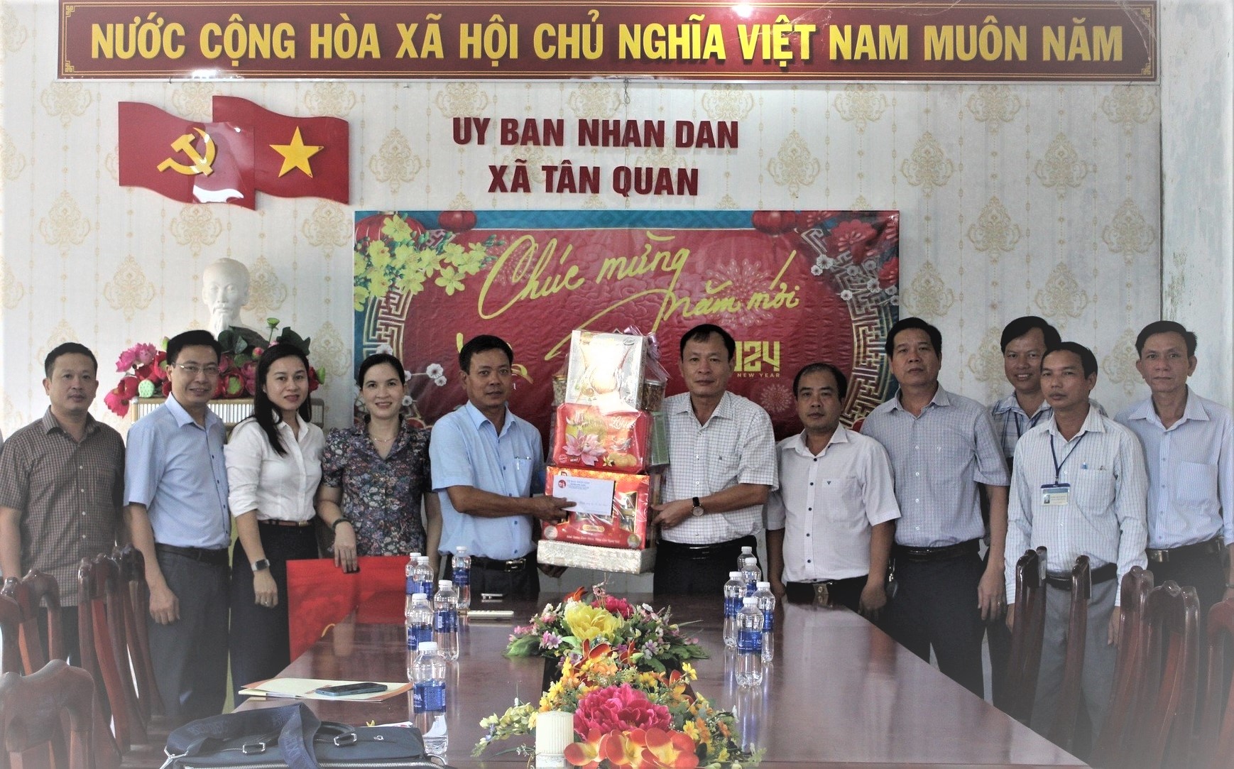 Đ/c Nguyễn Văn Hạ - UVTV, Phó Chủ tịch UBND huyện thăm, chúc Tết tại UBND xã Tân Quan.
