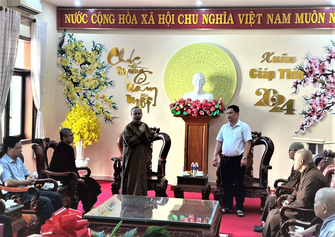 Ban Trị sự Phật giáo huyện đến thăm, chúc Tết UBND huyện.