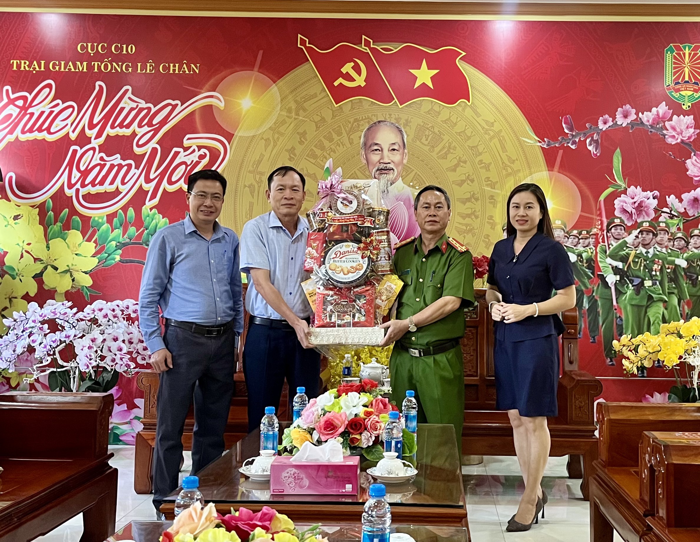 Đồng chí Nguyễn Văn Hạ - Ủy viên BTV Huyện ủy, PCT UBND huyện tặng quà Trại giam Tống Lê Chân