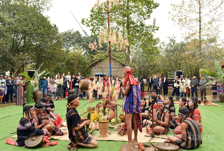2 0 2 Già làng thực hiện lễ cúng tại sân lễ hội