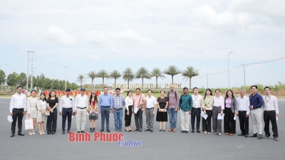 THE INDIAN DELEGATION VISITED THE INDUSTRIAL PARK IN BINH PHUOC
