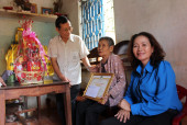 Ông Phạm Văn Tòng, Phó CT UBND tỉnh thăm và tặng quà người cao tuổi huyện Hớn Quản
