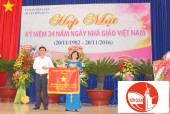 Ông Vũ Long Sơn, Phó CT UBND huyện tặng cờ thi đua cho trường TH Thanh An