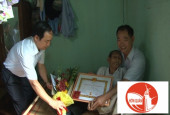 Trao tặng huy hiệu 55 năm tuổi đảng cho Đồng chí Lâm Sô