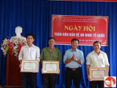 Đồng chí Võ Ngọc Khánh – CT UBND xã tặng giấy khen cho 3 tập thể có thành tích xuất sắc.