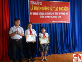 Đồng chí Võ Ngọc Khánh – CT UBND xã tặng giấy khen và học bổng cho các em học sinh có thành tích xuất sắc.
