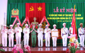 Thừa ủy quyền của Chủ tịch nước, Trung tướng Nguyễn Ngọc Bằng trao Huân chương bảo vệ Tổ quốc hạng nhất cho tập thể Trại giam Tống Lê Chân.