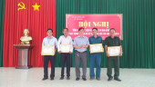 Đồng chí Nguyễn Anh Tuấn – PBT TT Đảng ủy xã tặng giấy khen cho các cá nhân có thành tích xuất sắc.
