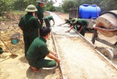 Chi hội Cựu chiến binh ấp Thanh Sơn xã Thanh An tham gia làm đường bê tông xi măng