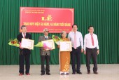 Đồng chí Vũ Xuân Trường, Phó bí thư TT Huyện ủy (từ bên phải đứng thứ 2) trao huy hiệu 55 năm tuổi đảng cho 3 đẳng viên