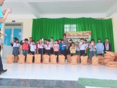 Chủ tịch Công đoàn trường tiểu học Tân Khai A vận động 1,4 tấn gạo tặng cho học sinh và các hộ nghèo