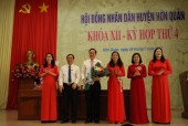 Ông Lê Hoàng Lâm, UV BTV Tỉnh ủy, Phó CT HĐND tỉnh tặng hoa chúc mừng tân Chủ tịch HĐND huyện Vũ Xuân Trường