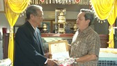 Trưởng Ban nội chính Tỉnh ủy Nguyễn Minh Hợi tặng quà cụ ông Trần Nguyên Hạ, khu phố 5 thị trấn Tân Khai