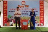 Bà Quách Thị Ánh, TUV, Bí thư Huyện ủy Hớn Quản tặng quà của tỉnh cho ấp Xạc Lây xã Tân Quan