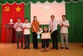 Hớn Quản Trao Huy hiệu 75 năm tuổi Đảng cho đảng viên Lê Thị Nhĩ