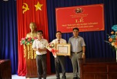 Lễ trao huy hiệu 30 năm tuổi đảng cho đồng chí Đỗ Đình Lạng – Chánh thanh tra huyện Hớn Quản