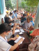 Khám bệnh cấp thuốc miễn phí trao quà cho bà con nghèo trên địa bàn huyện Hớn Quản