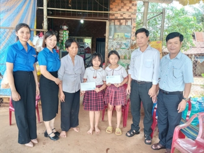 Tuổi trẻ các đơn vị phối hợp hỗ trợ cho hai em: Nguyễn Thị Thanh Thuỷ, Nguyễn Thị Hiếu Chung, học sinh trường TH Thanh An.