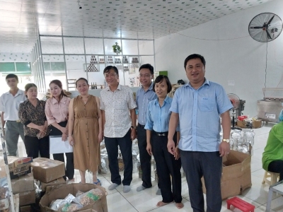 Đồng chí Nguyễn Vũ Tiến - HUV, PCT UBND huyện thăm doanh nghiệp sản xuất, chế biến Điều Nhân Sang.