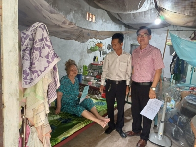 Lãnh đạo HCTĐ huyện và địa phương trao quà động viên gia đình bà Nguyễn Thị Biểu