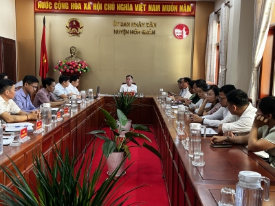 Đồng chí Nguyễn Văn Hạ   UVBTV HU, Phó Chủ tịch UBND huyện chủ trì cuộc họp