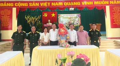 Phó Bí thư Thường trực Huyện ủy - Phạm Thành Chung tặng quà và chúc tết Trung đoàn 736.