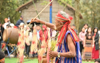 Già làng Điểu Nôi thực hiện nghi thức cúng tại kho lúa.