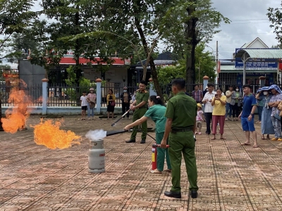 Đại biểu về dự tham gia phần thực hành dùng bình cứu hoả dập tắt bình gas đang cháy và khóa van gas tại xã Thanh An.