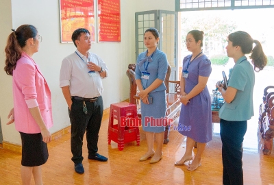 Phòng Nội vụ kiểm tra công vụ tại UBND TT Tân Khai. Nguồn ảnh: Báo Bình Phước.